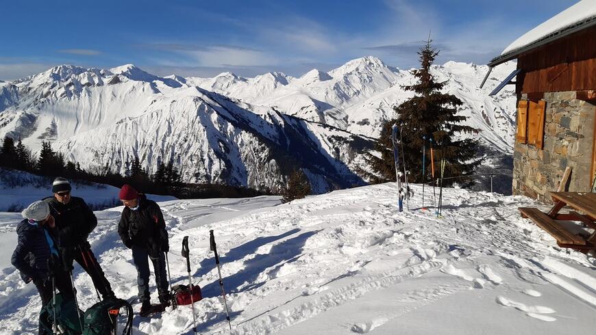 La pause à proximité d'un petit chalet La pause à proximité d'un petit chalet
